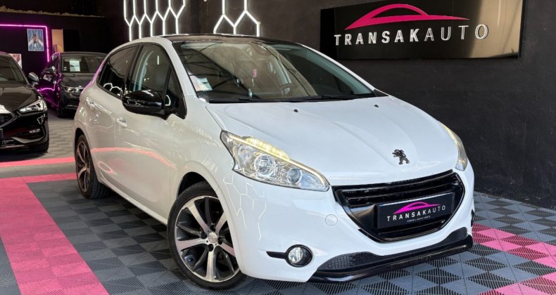 Peugeot 208 FÃ©line 120 ch 1.6 BlueHdi Toit panorami