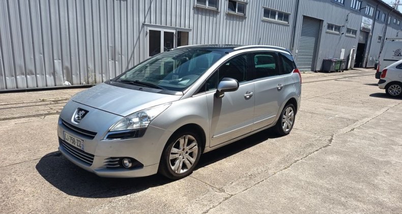 Peugeot 5008 1.6 hdi 112 allure gps toit pano bluetoo