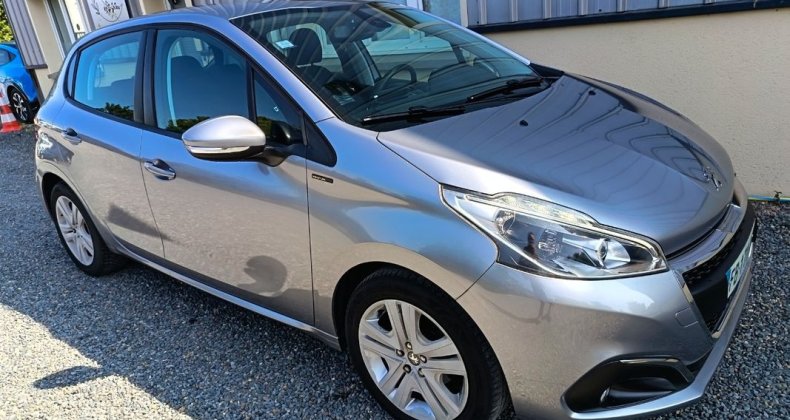 Peugeot 208 1.2 82 cv signature