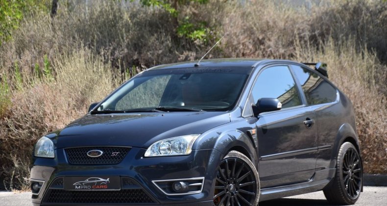 Ford Focus st 3 portes 2.5 turbo 5 cylindres 225 ch