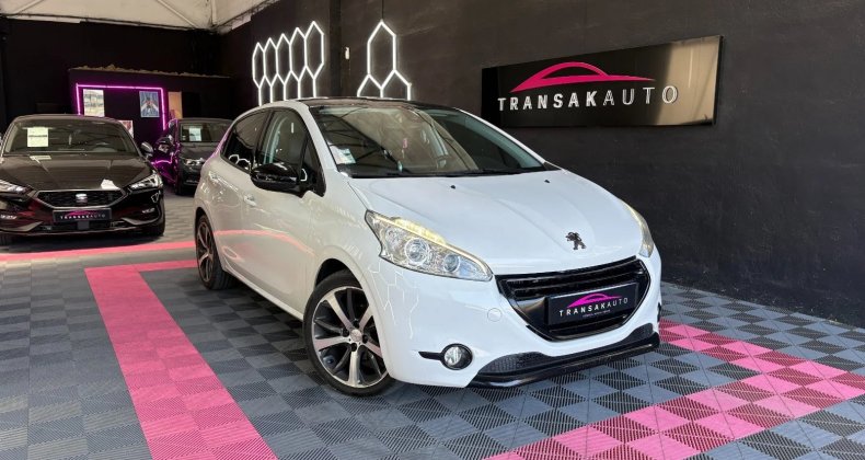 Peugeot 208 feline 120 cv 1.6 bluehdi toit panoramiq