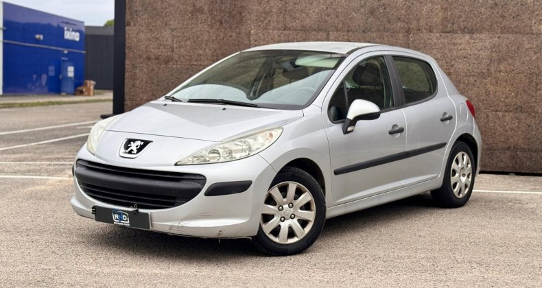 Peugeot 207 1.4l hdi 70ch premiere main entretient a