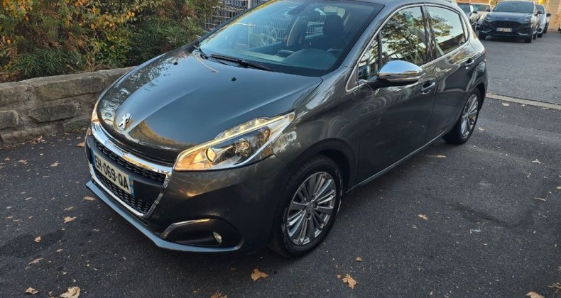 Peugeot 208 1.2l Ess 82ch 1er Main 82 000km