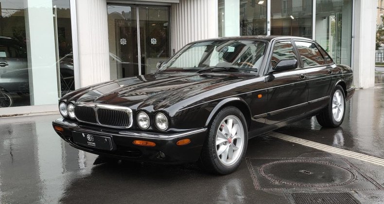 Jaguar XJ8 XJ 8 3.2i V8 - BVA 8 1997 BERLINE .